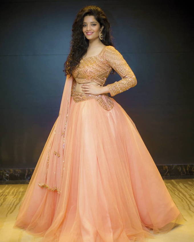 Ritika Singh Photos In Pink Dress at Zee Golden Awards4